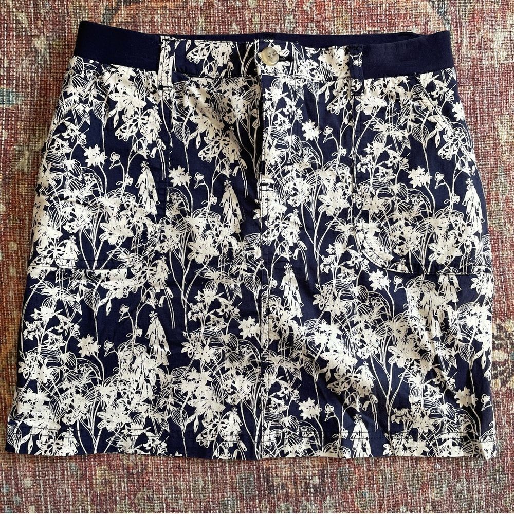 Women’s 6 Lee Riders mid rise Floral Navy and White Skort with pockets